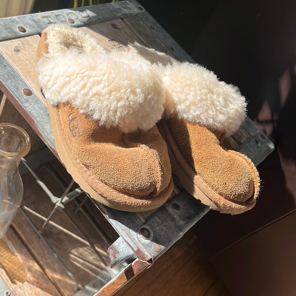 Girls ugg mics size 11/12